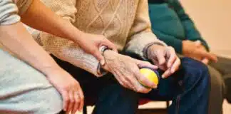les mains d'un homme âgé et d'une soignante
