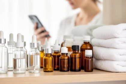 Pharmacien consultant des clients sur un site de pharmacie en ligne