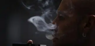 Un homme fumant une cigarette IQOS