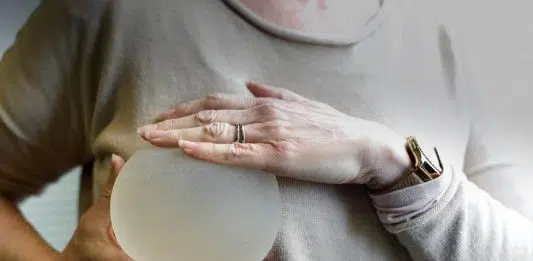 Les implants mammaires : une bombe à retardement