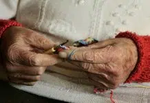 Une personne âgée qui tricote