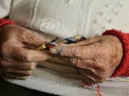 Une personne âgée qui tricote