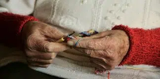 Une personne âgée qui tricote