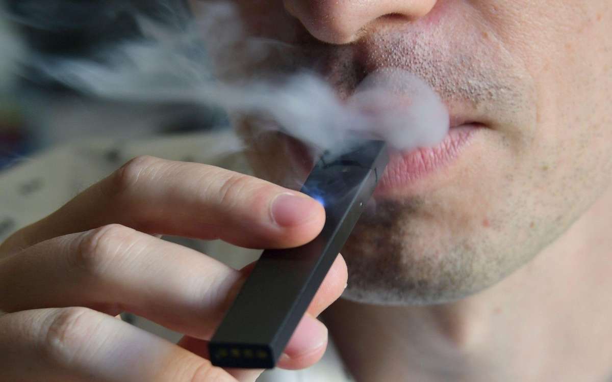 Vapoteuse moderne sur fond neutre